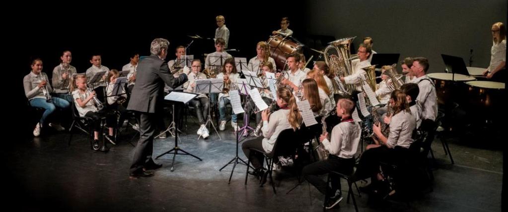 Muzikale groetjes van Ruby en Renée Jeugdorkest HeMeO in nieuwe outfit. In de Opleidingscommissie is al eens eerder het idee geopperd om de leden van het jeugdorkest te voorzien van outfit.