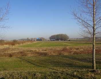 Ten noorden van de Biezenweg ligt het in ontwikkeling zijnde bedrijventerrein Gaasperwaard. Ten oosten van het plangebied ligt het vrij open agrarisch gebied dat doorloopt tot de Breede Sticht.