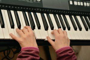 Piano Leren Spelen Met Twee Handen Piano leren spelen met twee handen is misschien toch moeilijker dan het lijkt. Voor sommige beginners is piano leren spelen met twee handen een moeilijk hoofdstuk.
