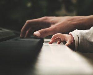 leren spelen. Stap voor stap zal het je namelijk wel lukken. Ook voor kinderen is het dus geschikt om piano te leren spelen. De ideale leeftijd om te beginnen met piano spelen is 6 à 7 jaar.