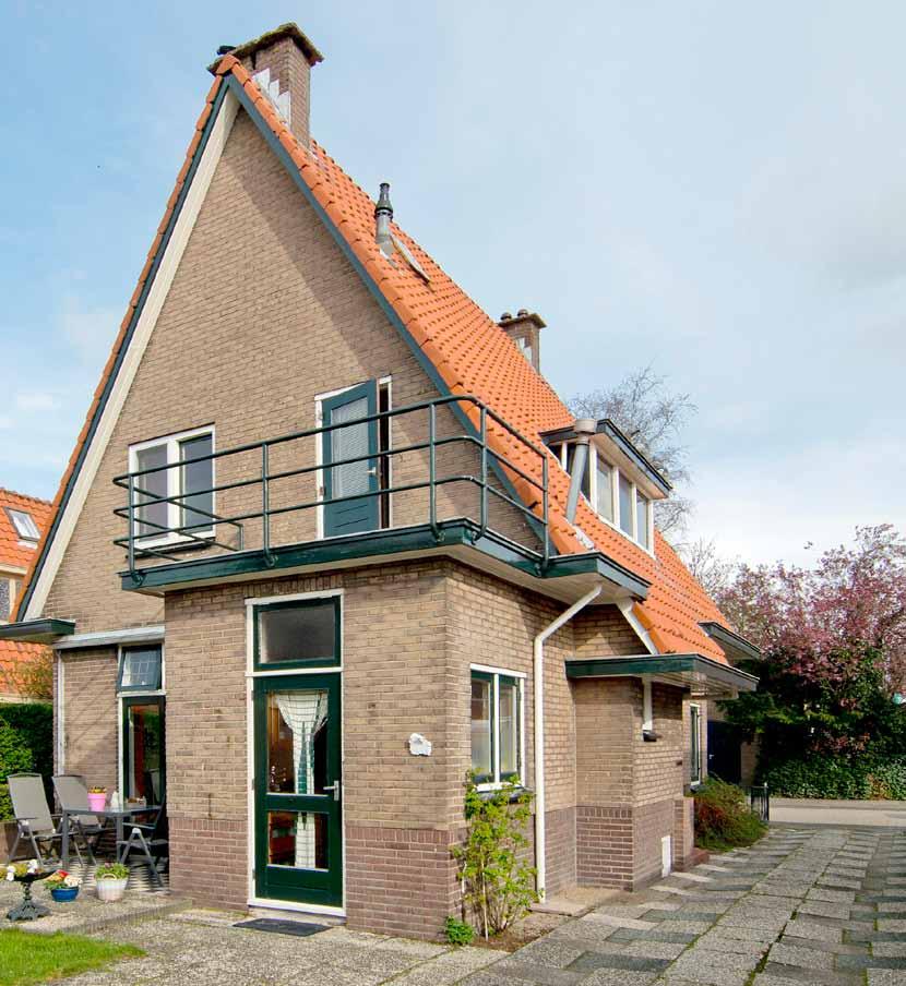 Kom kijken en laat u verrassen! Deze karakteristieke vrijstaande woning, met balkon en garage, heeft een inhoud van ca. 365 m³ en een woonoppervlakte van ca. 110 m².