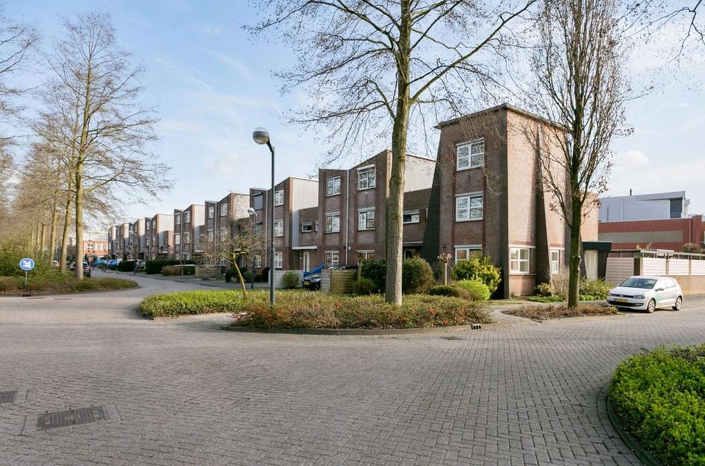 Muzenlaan 38 4207 TD Gorinchem Inleiding Prachtige ruime hoekwoning met vrijstaande garage en grote tuin in Gorinchem oost.