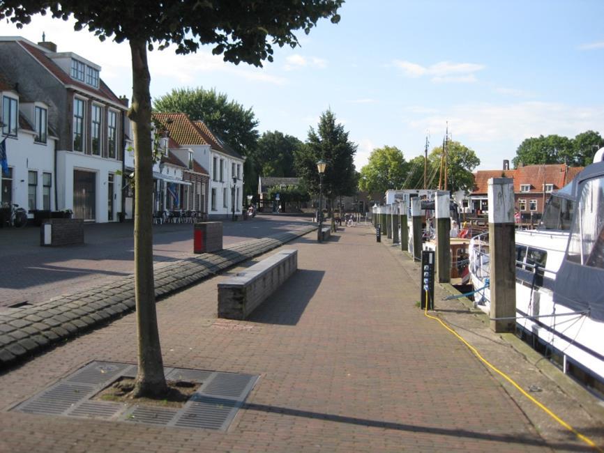 Telichting Materialen en kleuren Uitgangspunten materialen en kleuren Bij de keuze van te te passen materialen en straatmeubilair gelden vlgende verwegingen: Aansluiten bij wat rnd ude haven is