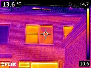 temperatuur de plekken in en rondom de woning hebben.