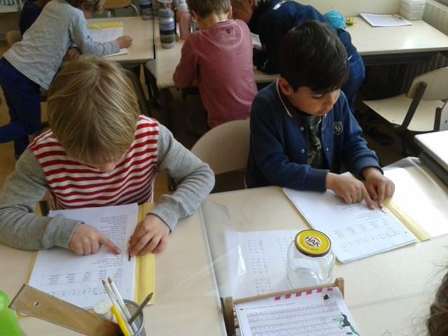 Een kleine ronde waarin ze lesjes geeft aan één of meerdere kinderen en een kijk ronde, waarbij ze opschrijft hoe er gewerkt wordt.