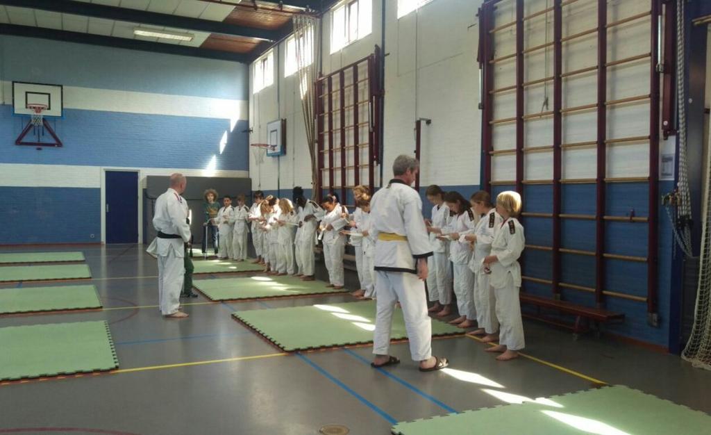 gestart met klas- en judolessen, waarbij ze