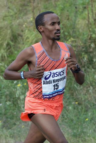 Abdi Nageeye (Nederland) Geboortedatum: 2 maart 1989 Woonplaats: Nijmegen Persoonlijk record: 1.02.08, Den Haag, 2016 Saucony Egmond Halve Marathon: 2016: 4e, 1.09.02; 2015: 4e, 1.03.58; 2014: 5e, 1.