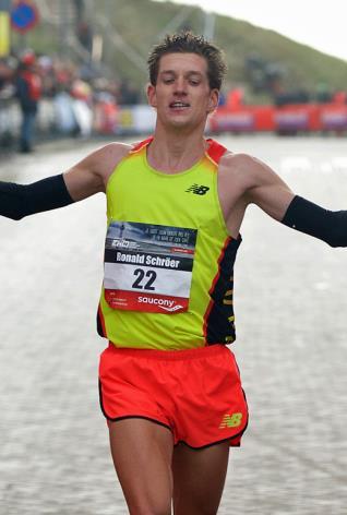 Ronald Schröer (Nederland) Geboortedatum: 28 september 1984 Woonplaats: Egmond aan den Hoef Persoonlijk record: 1.04.23, Den Haag, 2012 Saucony Egmond Halve Marathon: 2016: 9e, 1.10.16; 2015: 20e, 1.