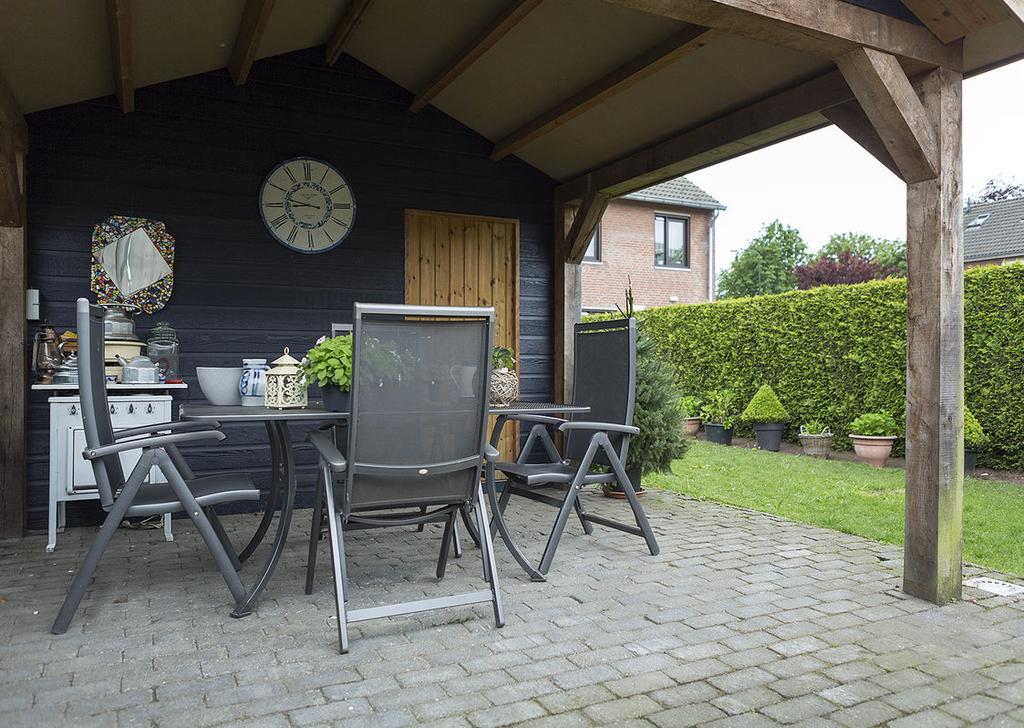 Tuin Heerlijke achtertuin met gazon, terrassen, riante overkapping aan