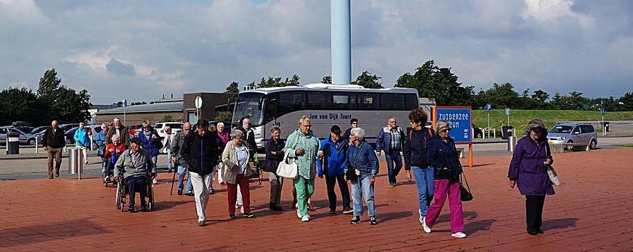 Met de bus van de fa. Van Dijk reden we over de dijk van Almere naar Enkhuizen.