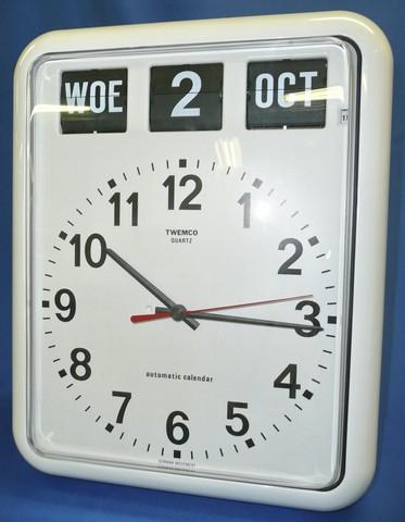 020001714 Grote witte analoge wandklok en kalender, grote zwarte cijfers op witte achtergrond.