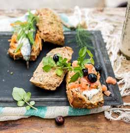 5001493 DANISH RYE ROLL BEETROOT HORSERADISH 70 g 60 ST/KRT 80 KRT/PAL BAKKEN 200 C Minder dan 3 AFGEBAKKEN Deens meergranen roggebroodje met rode biet en mierikswortel, bestrooid met geel lijnzaad.