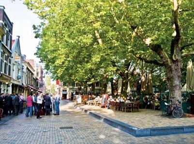 Het is zaak dat we de steden weer meer zodanig vormgeven dat we regenwater lokaal kunnen bufferen, zodat de heftige regenbuien niet vaker tot overstorten leiden en water kan worden vastgehouden voor