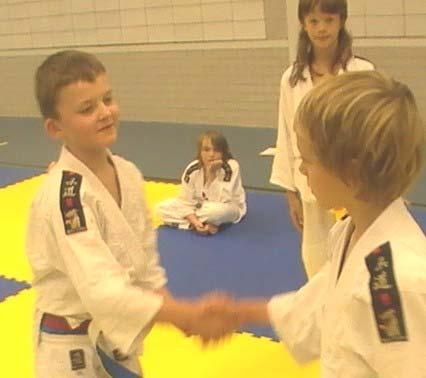 de rug van de judojas moet plakken zodat hij weet wie van onze judoschool is.