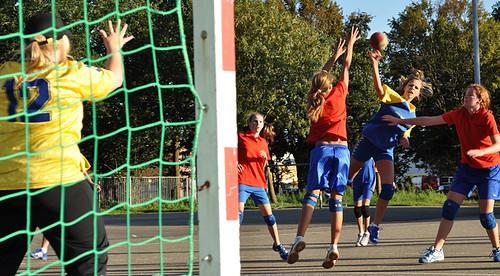 Handbal is namelijk een sport, waarbij lichamelijk contact is toegestaan. Toch zul je tijdens wedstrijden merken dat de spelers sportief met elkaar en de tegenstanders omgaan.