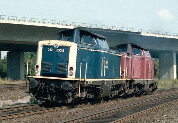 Deutsche Bundesbahn (DB) De diesellocs van de serie V 100 werden in de jaren 1950 in eerste instantie als opvolger van de stoomlocseries 64 en 86 ontwikkeld.