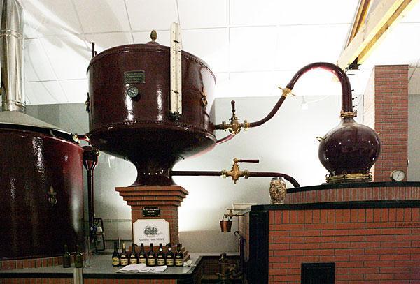 Het toestel voor continudistillatie wordt gekoeld met de cider, terwijl dit bij de alambic met koud water gebeurt, dat door een spiraal loopt in de tank.