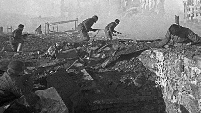 com De Slag om Stalingrad Deel 6: De Duitse zuidflank Op 19 november 1942 begon Operatie Uranus om het Duitse Zesde Leger en een deel van het Duitse Vijfde leger in te sluiten.