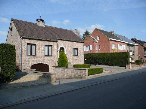 Het gebouw is opvallend qua oppervlakte en bouwwijze: een reeks stallen zijn ingeplant op de rooilijn en de woning staat