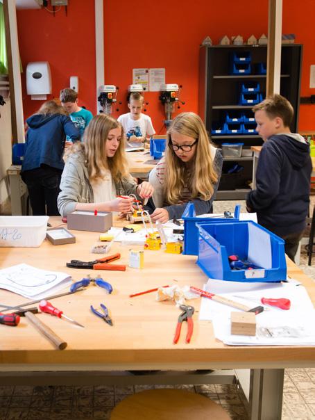 Dit alles is maar mogelijk dankzij de vele vrijwillige leerkrachten en leerlingen. Wens je ook deel uit te maken van deze groep vrijwilligers of wil je een of meerdere taarten bakken?