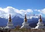 tienduizenden monniken en nonnen, en Shangri-La, het mythische paradijs... We rijden in comfortabele landcruisers met Tibetaanse chauffeurs door streken waar nauwelijks toeristen komen.