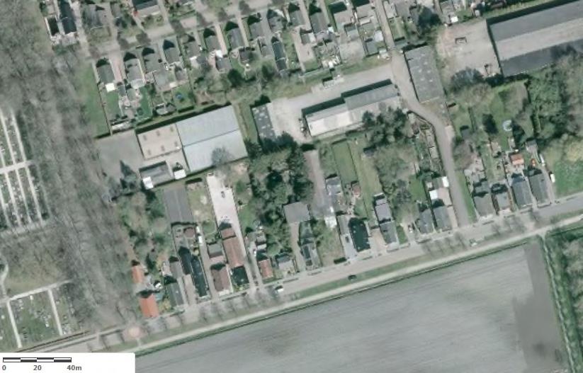 Afbeelding 2. Luchtfoto van het plangebied met oude situatie (rood kader). Consequenties toekomstig gebruik De toekomstige bestemming van het plangebied is woningbouw.