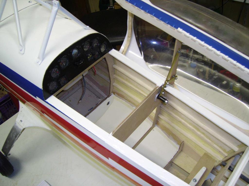 De cockpit heeft hij kantelbaar gemaakt. Dit heeft hij gedaan met een uit schuivend schanier, zodat de cockpit langs de romp draait.