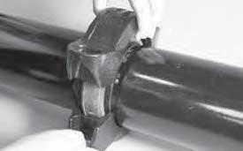 De moeren gelijkmatig aandraaien door beide kanten af te wisselen tot er metaal-op-metaal contact optreedt bij de boutsteunvlakken.