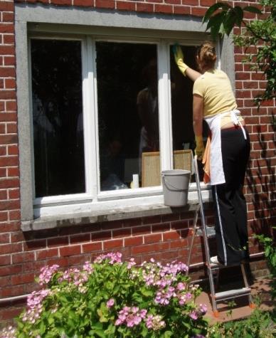 PRAKTISCHE VALPREVENTIE VOOR DE HUISHOUDHULP Tijdens deze opleiding leren de huishoudhulpen aan de hand van videomateriaal en praktische oefeningen aanvoelen welke risico s er bestaan op vallen in