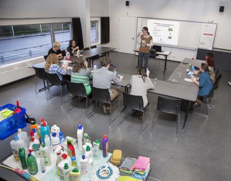 WERKPLANNING EN PRODUCTKENNIS VOOR DE HUISHOUDHULP Deze opleiding helpt de deelnemers om hun werk als huishoudhulp efficiënt te plannen en zorgvuldig en zonder schadegevallen te werken, zonder de