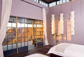 Het hotel ligt op 10 km van de luchthaven van Lüderitz. Accommodatie: Het hotel biedt 62 twin kamers (waarvan 3 rolstoelvriendelijk), 8 tweepersoonskamers en 3 suites.