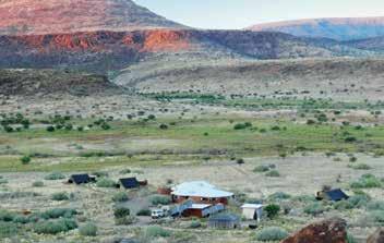 4 jaar gratis op de kamer van de ouders Etendeka Mountain Camp ***(*) Ligging: Etendeka Mountain Camp is gelegen in een privéconcessie van 50 000 hectare in de uitlopers van de Grootberg en aan