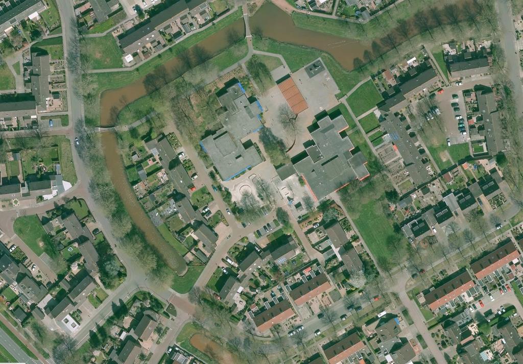 Hoofdstuk 2 blz. 9 De huidige situatie Op onderstaande luchtfoto is de situering van de twee scholen te zien, de Ark (links) en de Hagenhofschool (rechts).