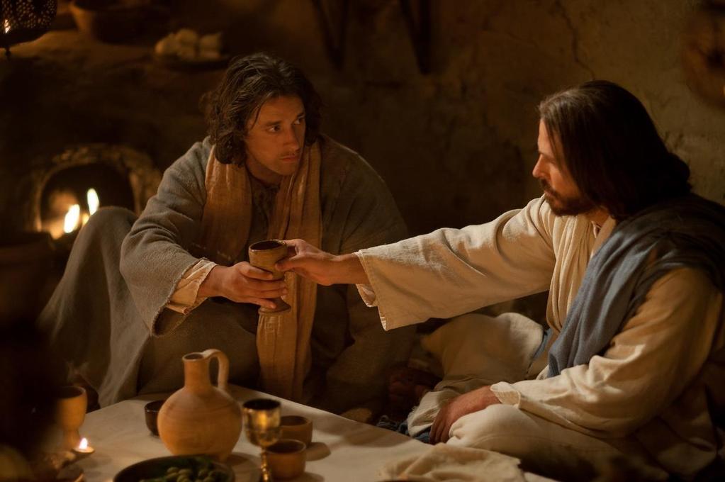 Na het eten pakte Jezus een beker wijn. Hij zei: 'Mijn bloed zal vloeien. Maar daardoor zullen jullie gered worden.
