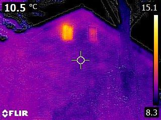 Op de onderstaande foto s ziet u de zijkant van de woning. Op de foto s zijn een aantal vertekeningen te zien.