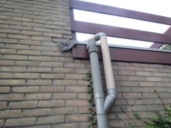 De bovenzijde van deze uitbouw kan worden gebruikt als balkon. Deze is rond 1980 geplaatst.