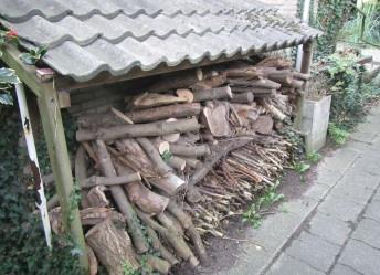 Ter hoogte van de goot/loodslabbe bij de aanbouw is het voegwerk gedeeltelijk uitgevallen, zie