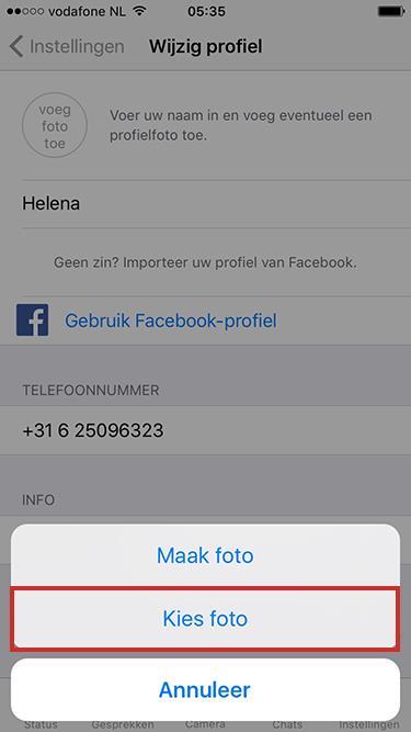 Profielfotoveranderen (Apple) Tik in WhatsApp rechtsonder op Instellingen. Tik op uw naam boven in het venster. Tik boven in beeld op Voeg foto toe. Tik op Maak foto, als u nu een foto wilt maken.