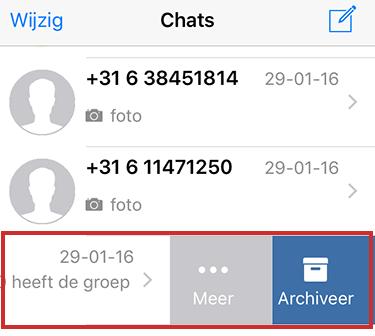 Archiveren (Apple) Tik onder in het scherm op Chats. Veeg van rechts naar links over de chat die u wilt archiveren.