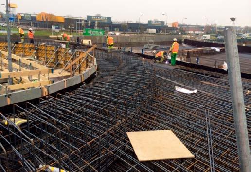 wordt afgewerkt, waarbij prefab betonnen panelen met een sinusgolfpatroon