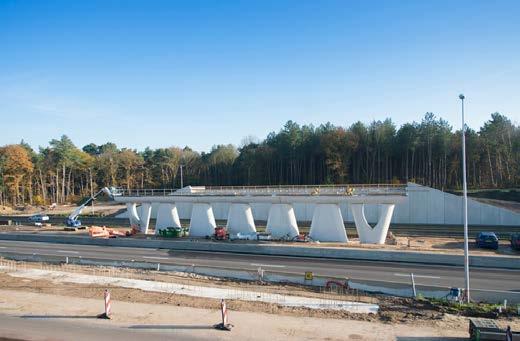 Natuurbrug De fundering voor de zijwanden van de natuurbrug is inmiddels aangebracht en de betonnen zijwanden en middensteunpunten staan.