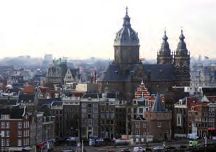 Hoofdstuk 8 Binnenstad Inleiding 1 1 Binnenstad De binnenstad van Amsterdam is globaal te onderscheiden in een middeleeuwse kern, die rond 1100 is ontstaan langs de Amstelmonding in het IJ en die