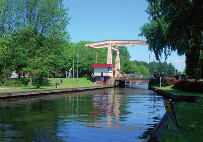 Hoofdstuk 8 Historische kernen, linten en fragmenten Inleiding 2 Kenmerken De kernen, linten en fragmenten kenmerken zich door individuele bebouwing die langs structurerende landschappelijke