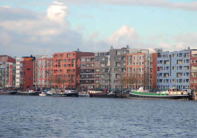 geven richting aan de langsgelegen bebouwing. De kades van het Oostelijk havengebied, waartoe onder meer KNSM-eiland, Java-eiland en Borneo en Sporenburg behoren, zijn in gebruik als openbare ruimte.