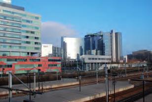 gebruik van duurzame materialen zoals glas, steen en aluminium. De bouwmassa en architectonische uitwerking variëren per gebouw.