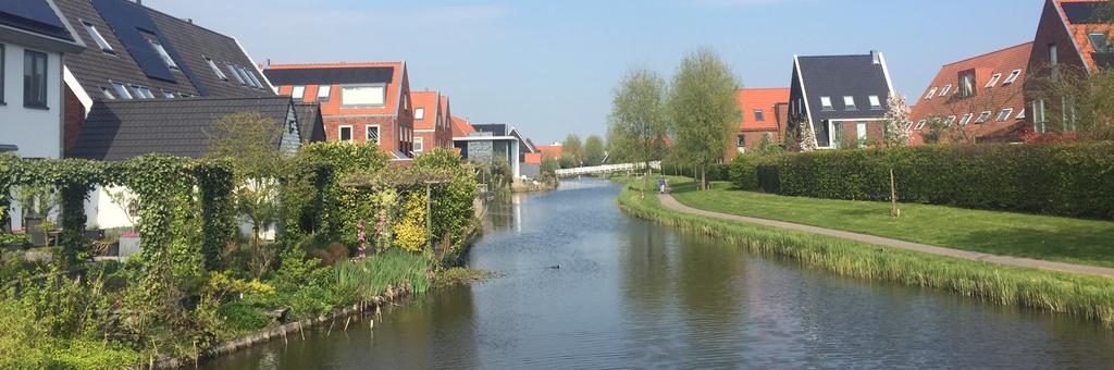 Ook wordt de suggestie gedaan om de hoogte van de woningen niet te overstijgen, omdat anders de structuur en eigenheid van het toch al compacte wijkje te veel wordt aangetast.