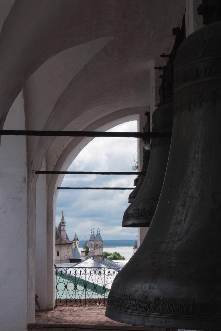 Rondleiding in Novgorod. Kloosters, kerken, Kremlins en klokken. Nikon D5500 50 mm f16 1/125 s ISO 200 ligt aan de rand van de stad en is gebouwd in een negentiende-eeuwse landelijke stijl.