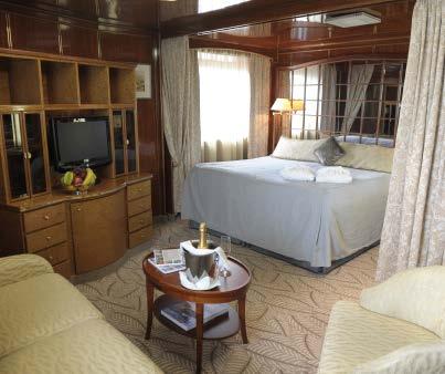 Elke suite is voorzien van het nodige comfort met o.a. een badkamer met marmeren badmeubel en inloopdouche, een ruime kleerkast en kaptafel met grote spiegel.
