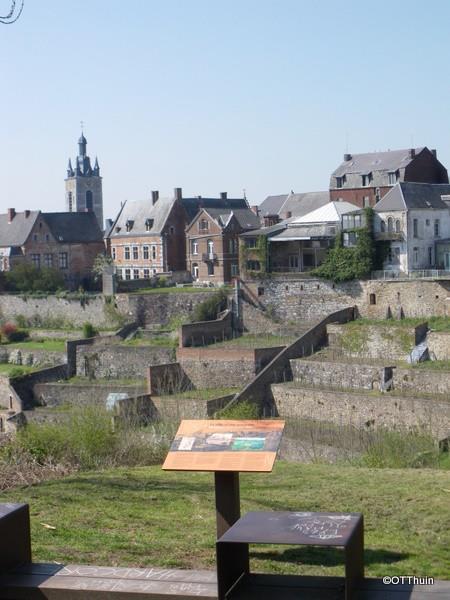 Als je in de straatjes met de hangende tuinen loopt is het juist alsof u in de Provence wandelt. De oude stadspoorten, de kasseistraatjes, de kleine wijngaarden scheppen samen een gezellig geheel.