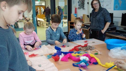 workshops, verzorgd door ouders en Ingrid van Aert, onze huiskunstenares.wat mooi om te zien hoe ouders zich inspanden om kinderen iets te leren of te vermaken.